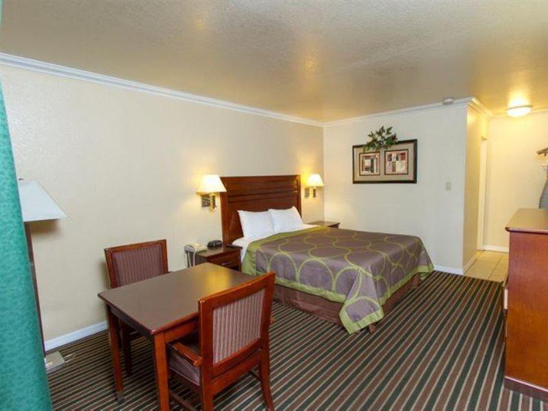Surestay By Best Western Fresno Central Buitenkant foto
