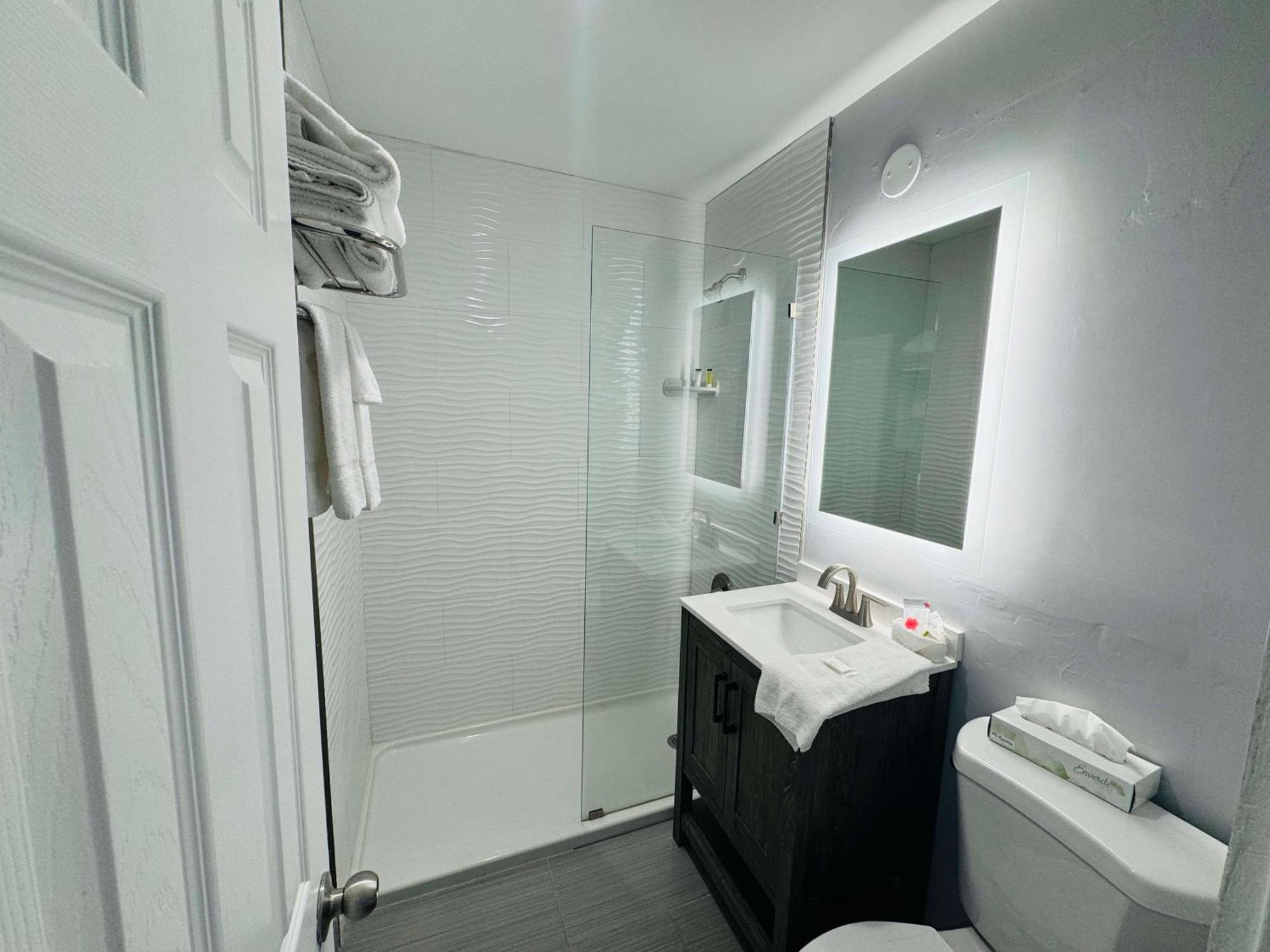 Surestay By Best Western Fresno Central Buitenkant foto
