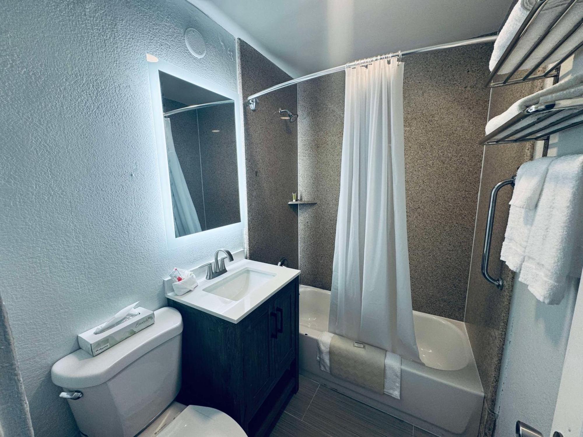Surestay By Best Western Fresno Central Buitenkant foto